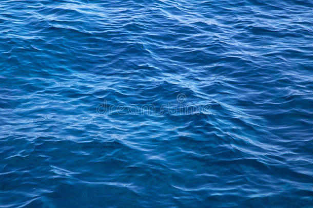 蓝色的深蓝色背景-<strong>空无</strong>一人-只是波浪。
