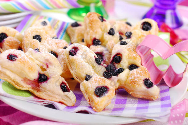 蝴蝶形状的膨化糕点饼干与蓝莓