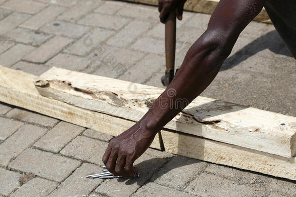 非洲木匠用木头干活