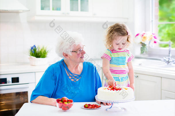 奶奶和孙女一起烤蛋糕