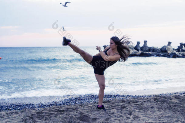 在海滩上练武术的女人