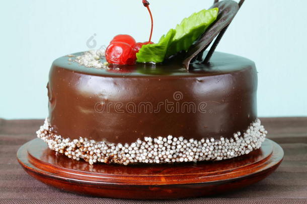 节日美丽的糖衣巧克力蛋糕