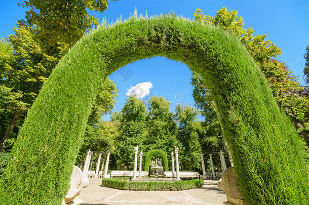 美丽的拱门在阿兰朱兹皇家宫殿花园，西班牙。