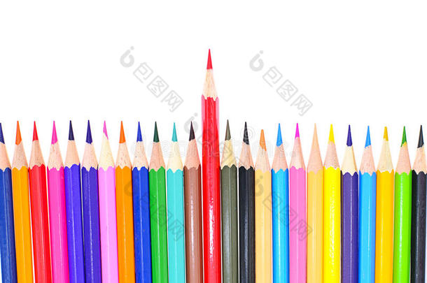 白色背景上隔离的彩色铅笔。