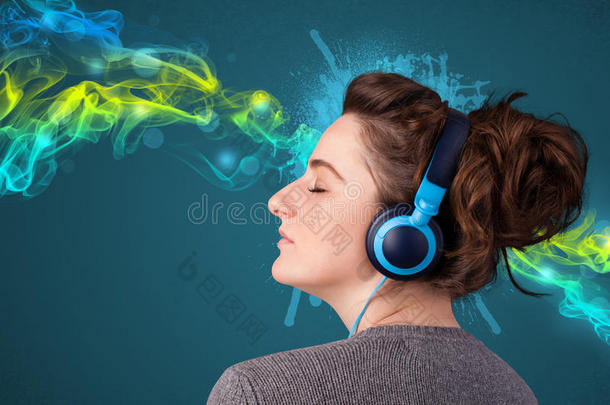 年轻女子戴着耳机听音乐