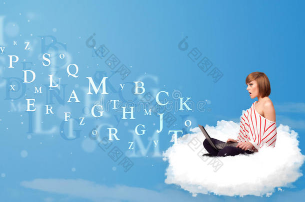 坐在云端的年轻女人拿着笔记本电脑