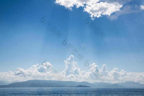 蓝色明亮的天空背景是海洋上的云朵和情绪情绪的梦想，哀悼，死亡的概念。