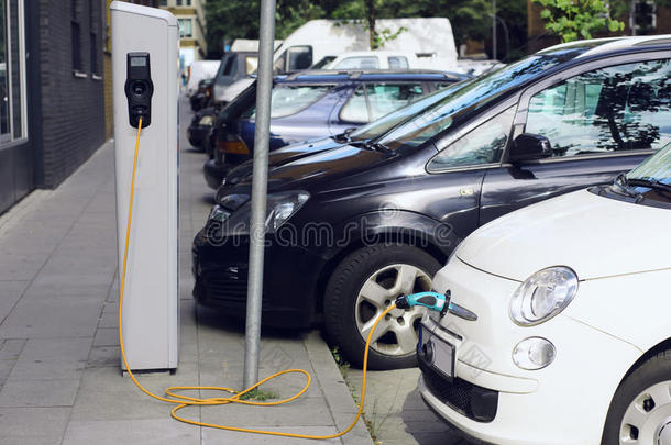 充电。电动汽车在免费充电站。环境友好型运输