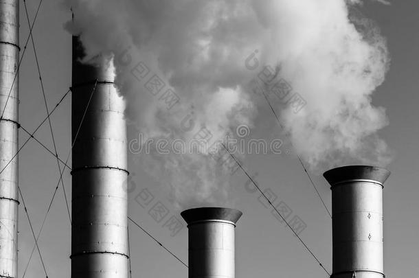 工业烟囱和白色烟雾或蒸汽云