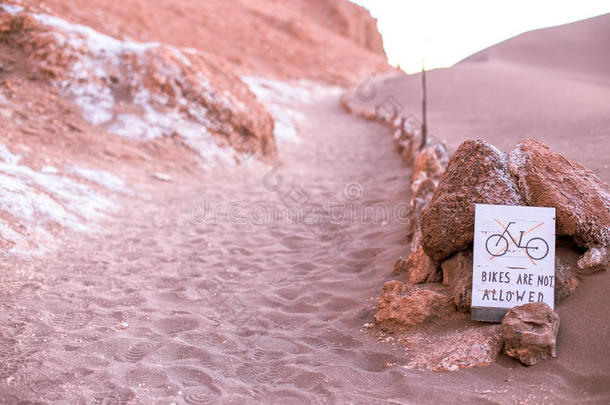 一个牌子上写着禁止自行车在沙丘、月亮谷、阿塔卡马沙漠上行驶