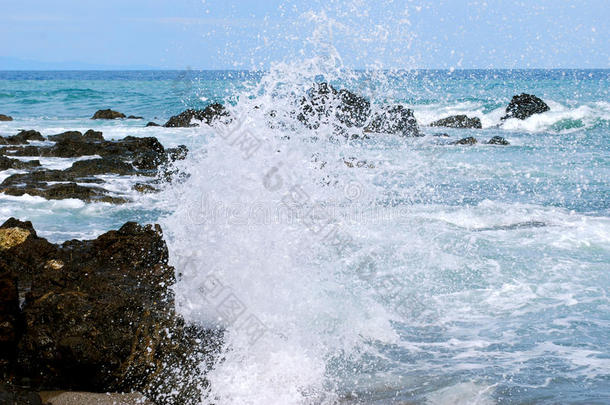 海浪<strong>拍打</strong>火山岩，形成美丽的<strong>浪花</strong>