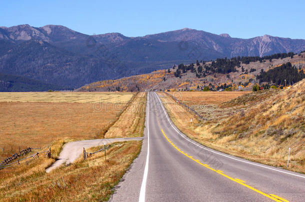 <strong>穿越草原</strong>的道路