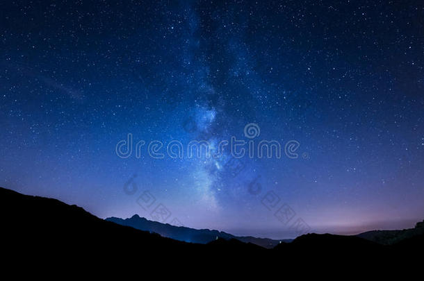 夜空星星。银河系。山地背景