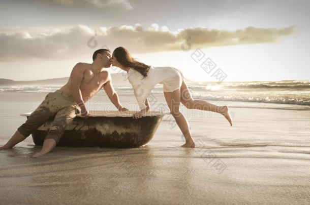 一对年轻漂亮的情侣在海滩上享受下午时光