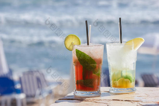 莫吉托在热带海滩上喝酒