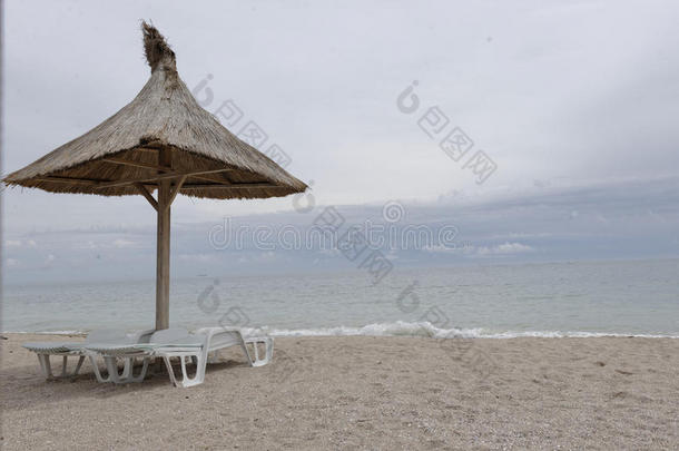 瓦玛维切海滩上的阳伞