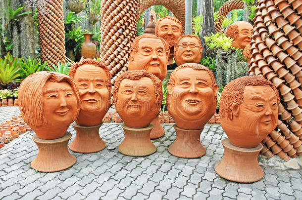 在芭堤雅的<strong>农家</strong>乐热带花园里，这个奇怪的壶雕看起来像是人的脸