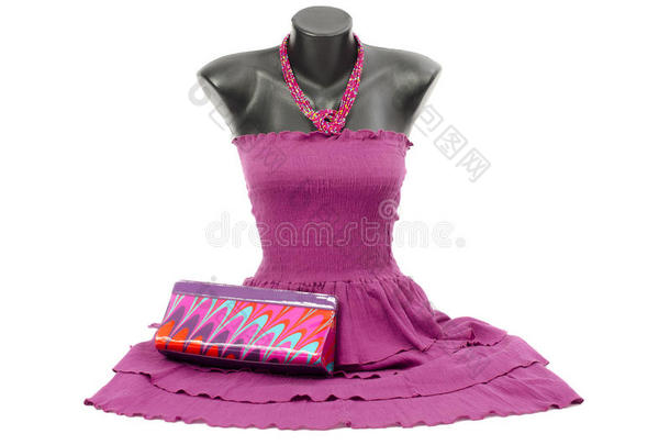 模特身上的紫色连衣裙，配以配套配件。