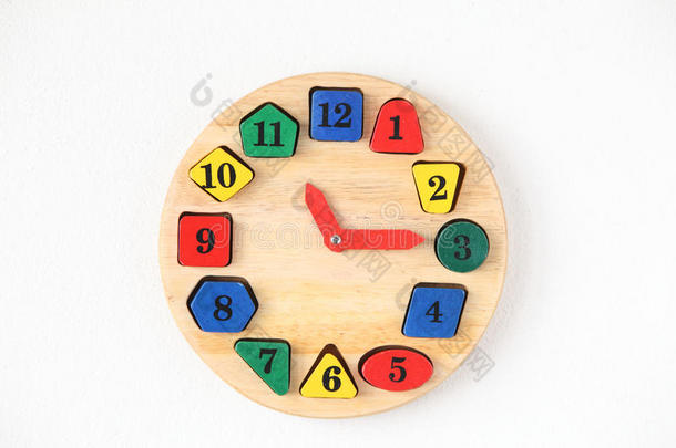 白色背景上独立的彩色木制和任何形状的时钟