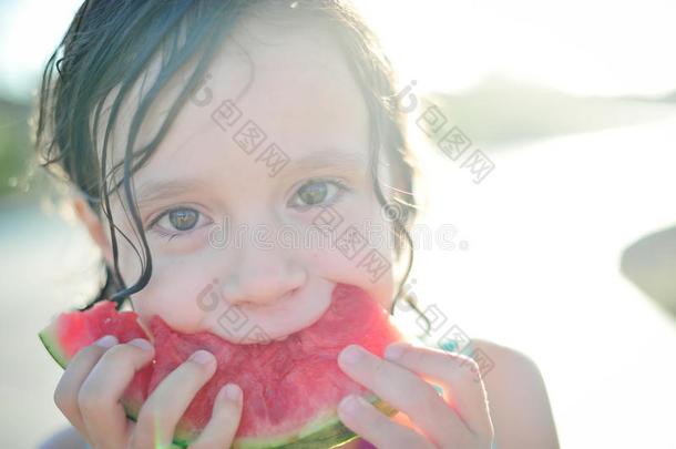 6岁女孩夏天吃西瓜