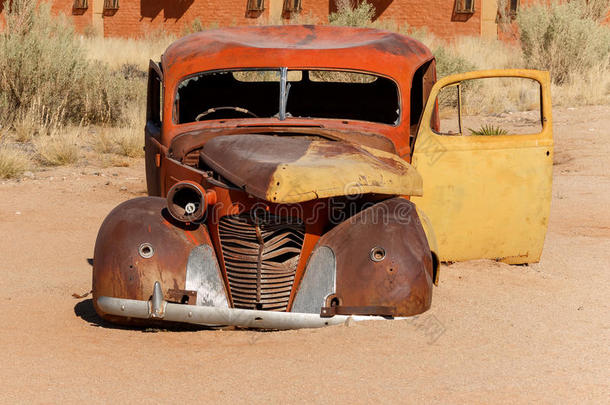 躺在沙漠里的旧汽车残骸