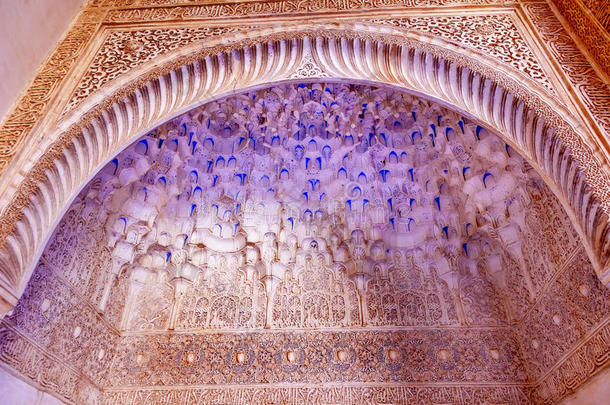 阿罕布拉庭院拱门蓝白摩尔人墙壁设计格拉纳达