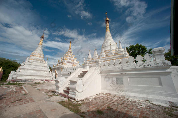 玛哈昂美邦赞寺附近的白色佛塔。