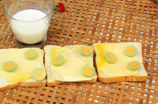 新<strong>鲜牛奶</strong>和面包到奶酪和巧克力绿色。