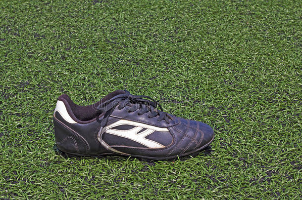 草地上的足球鞋