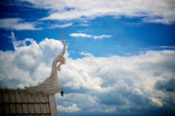 天空中的phaya nak雕像