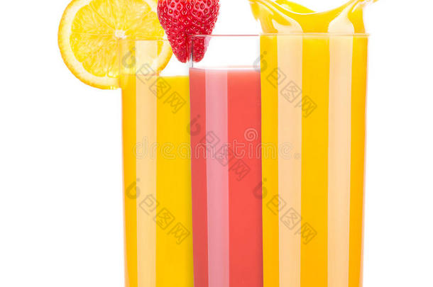 美味的夏季水果饮料在玻璃杯里飞溅