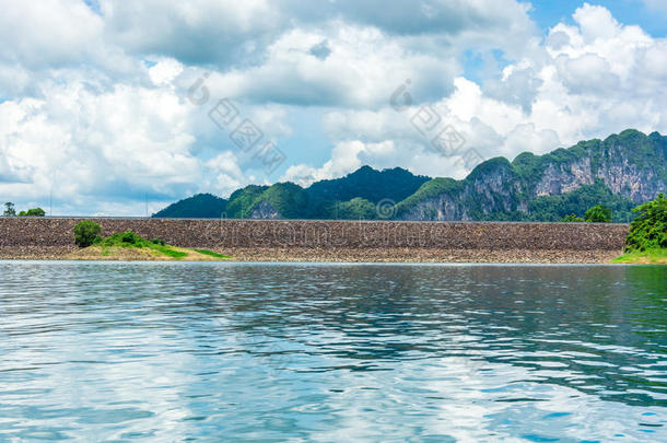 山中的拦河坝