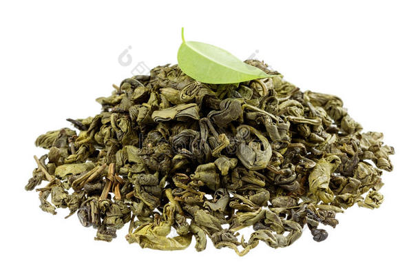 绿茶与叶子分离在白色