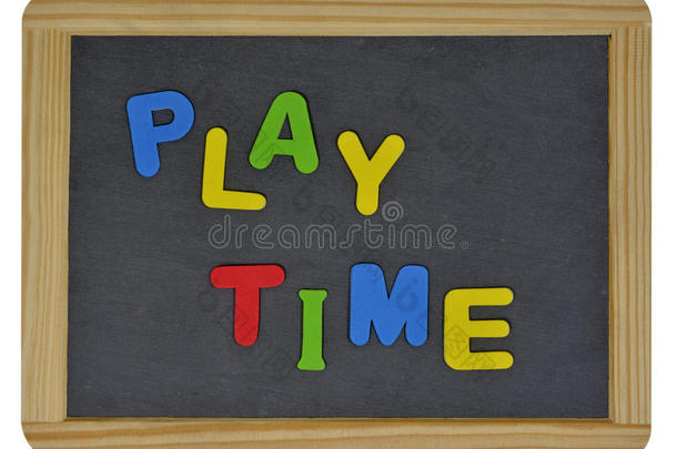 板岩上彩色字母的游戏时间