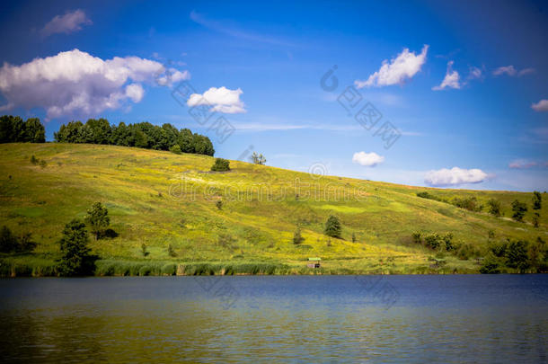 夏季乡村景观有湖光山色，<strong>山峦起伏</strong>，树木葱茏