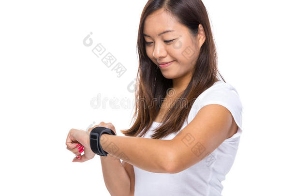 女人看她的智能手表看心跳频率