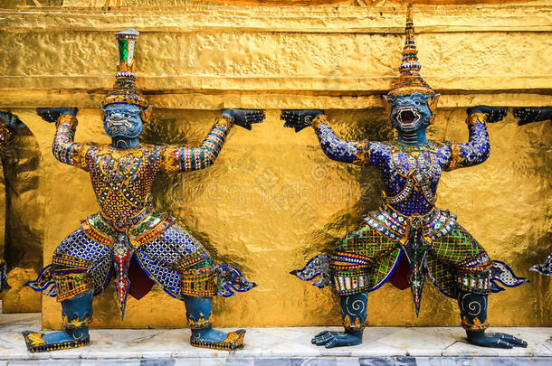 泰国曼谷寺庙中的两尊巨型雕像