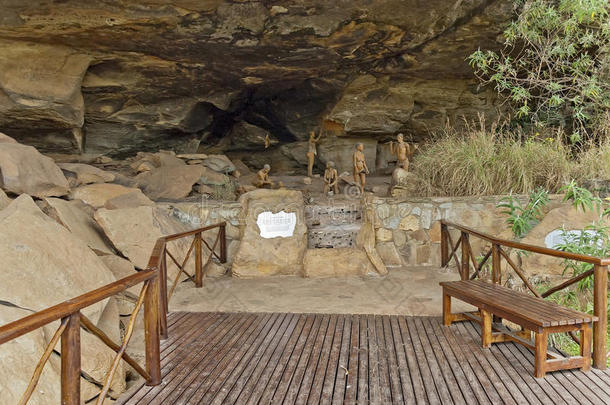 巨人城堡洞穴中的很久以前的桑族人（布什曼）的粘土雕像