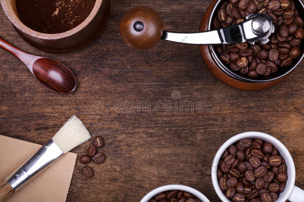 <strong>棕色木质</strong>背景上的一杯咖啡豆