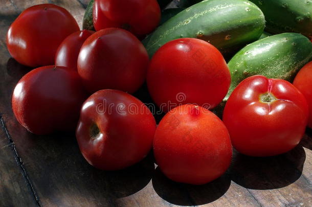 蔬菜。桌上的新鲜食物：西红柿和黄瓜