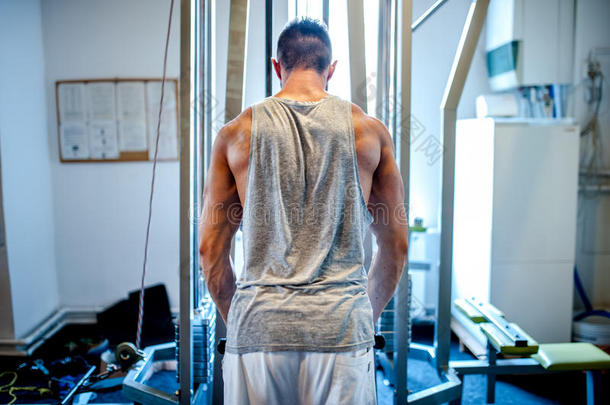 肌肉发达的健美运动员在健身房锻炼，做三头肌