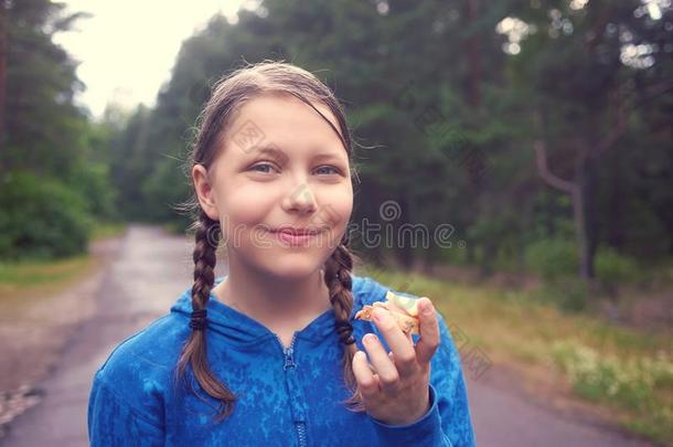 雨中漫步在森林中的少女