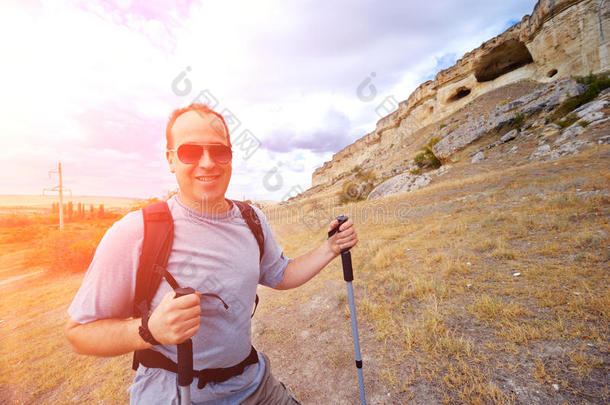 一个成年男子正在用登山杖徒步旅行