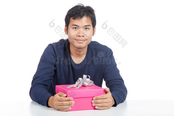 亚洲男人微笑着拿着粉色礼盒