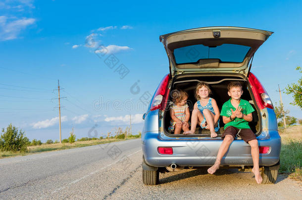 快乐的<strong>孩子</strong>在车里，家庭旅行，<strong>暑假</strong>旅行