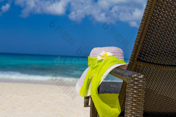 沙滩椅上的夏日帽，热带度假