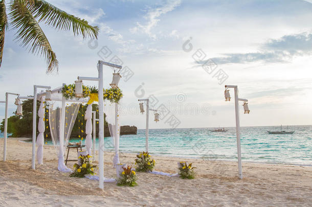婚礼拱门-帐篷-海滩上用鲜花装饰，热带婚礼设立