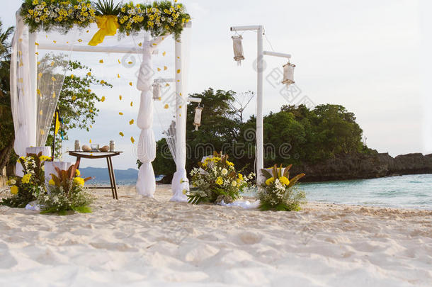 <strong>婚礼拱门</strong>-帐篷-海滩上用鲜花装饰，热带<strong>婚礼</strong>设立