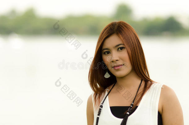 迷人的年轻红发亚洲女人