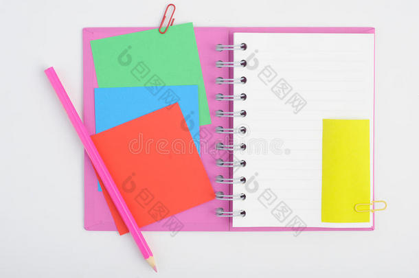 打开紫色的笔记本，上面有彩色的便利贴和铅笔